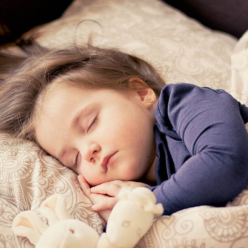  une maman avec son bébé pharmacie Brebion